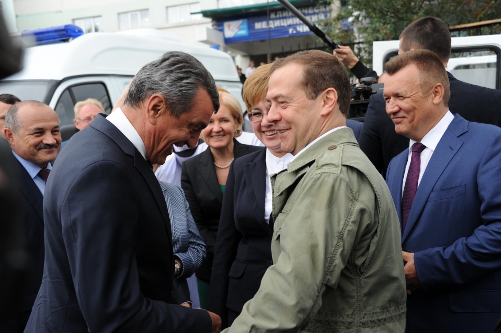 Визит премьер министра. Медведев прилетел. Медведев прилетел в Реутове. Медведев прилетел в Алексин. Медведев в халате.