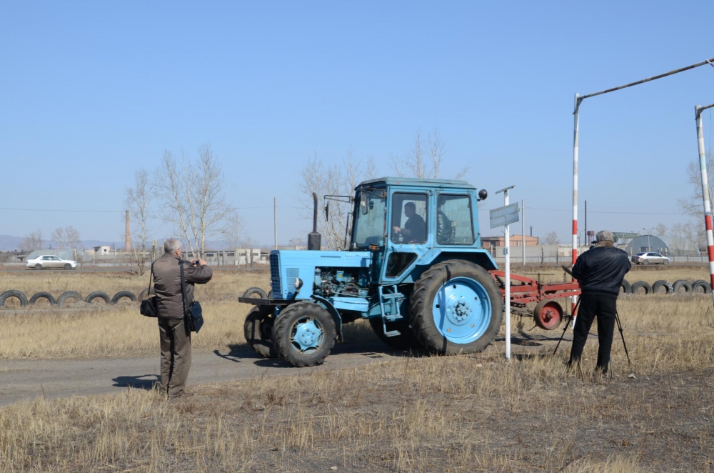 Работа тракторист машинист. 2022 Тракторист машинист комбайн. Трактор в городе. Экзамены на тракториста машиниста. Трактор площадка экзамен.