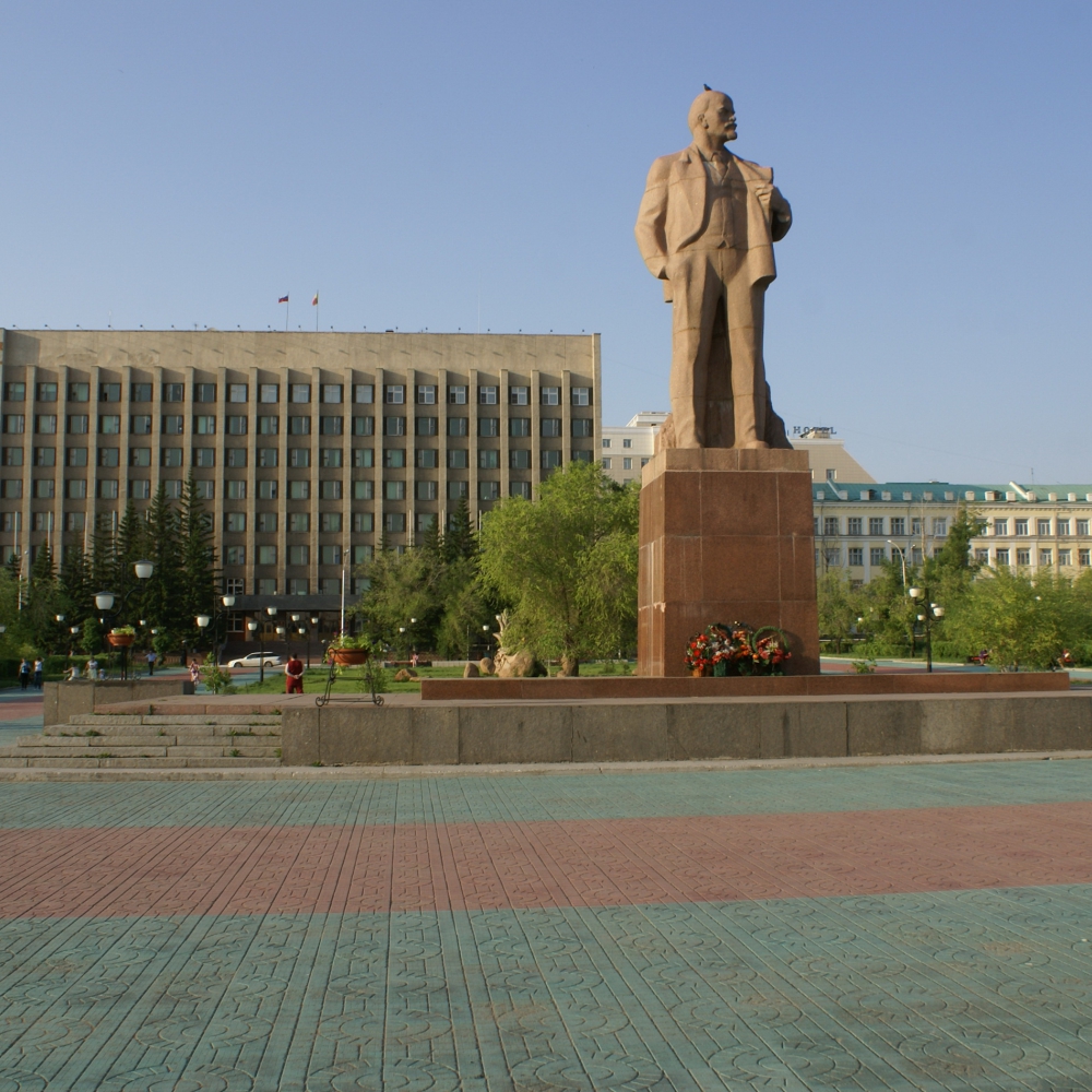 Ленинский город. Памятник Ленину Чита. Площадь Ленина в Чите. Статуя Ленина Чита. Памятник на площади Ленина Чита.