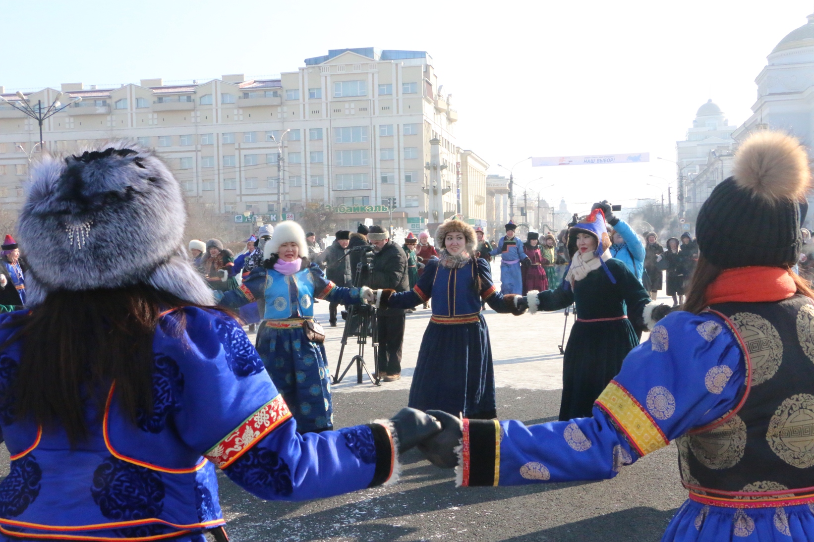 белый месяц фотографии